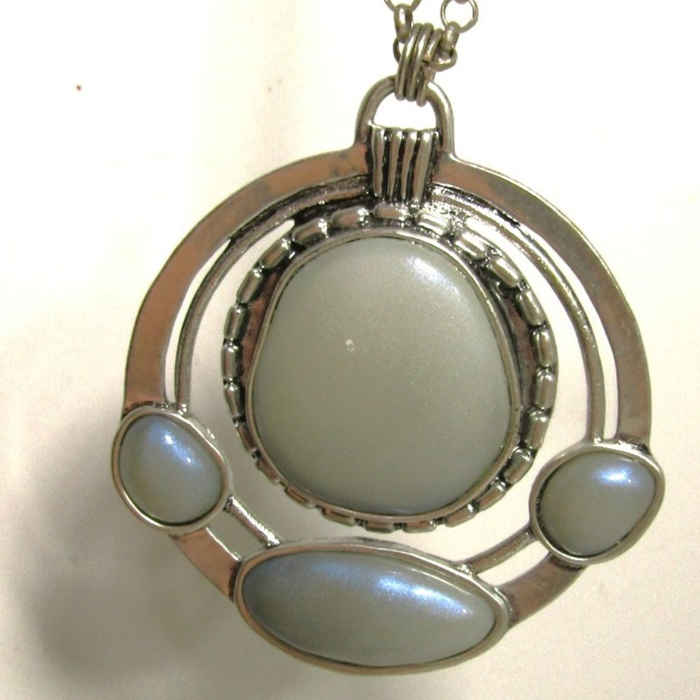 Gaudy Loud Aquamarine Round Synthetic Stone with Magnetic Silvertone Cable Chain